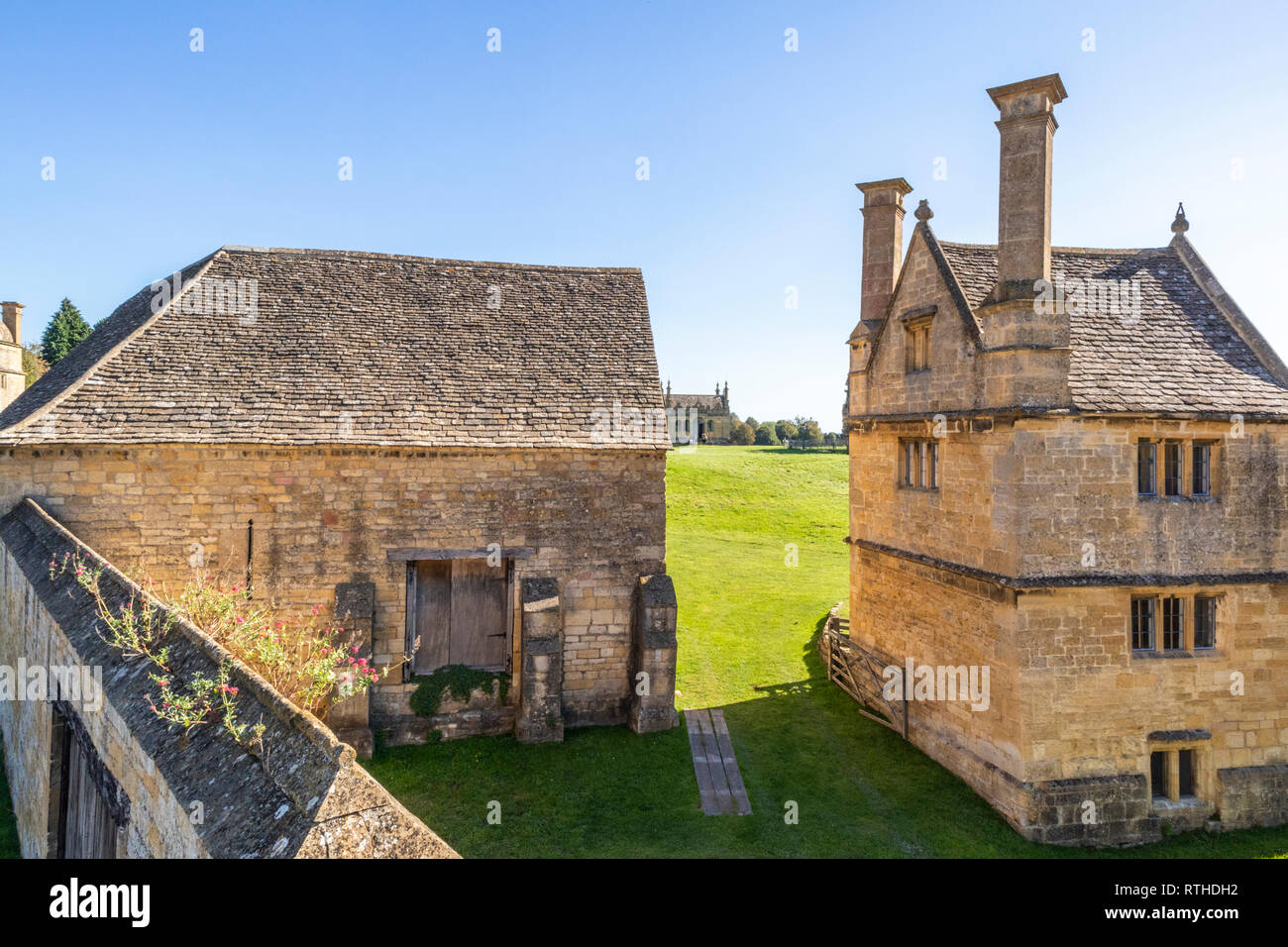 Alcuni dei restanti edifici di Campden Casa costruita da Sir Battista Hicks nel 1613 nel Cotswold città di Chipping Campden, GLOUCESTERSHIRE REGNO UNITO Foto Stock