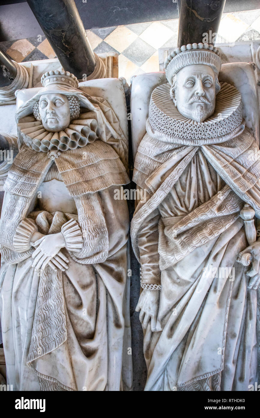 Monumento in marmo da Nicholas Stone a Sir Battista Hicks (morto nel 1629) e la sua signora Elizabeth (morto 1643) in St James chiesa in Chipping Campden, Glos. Foto Stock