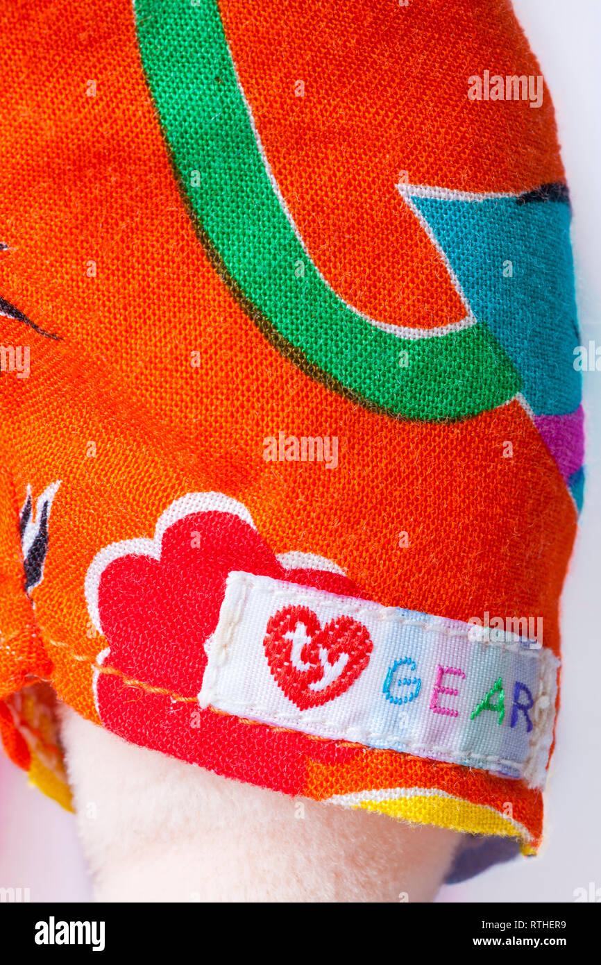 Etichetta Ty Gear cucita su abiti dai colori vivaci su Ty beanie bambini Jammer giallo pelato giocattolo ragazza Foto Stock
