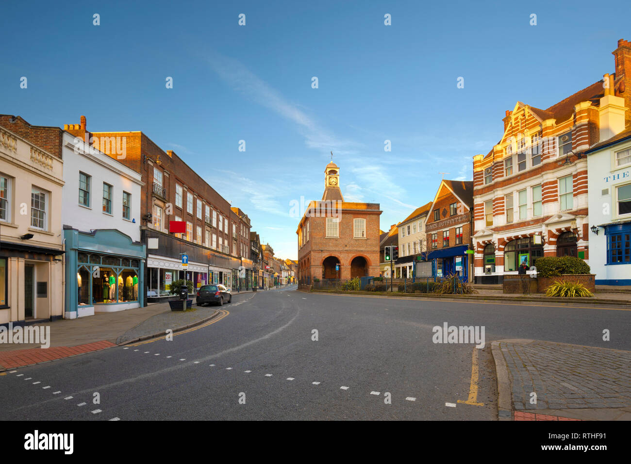 Reigate High Street e il Municipio della Città Vecchia di sunrise, Reigate, Surrey, England, Regno Unito, Europa Foto Stock