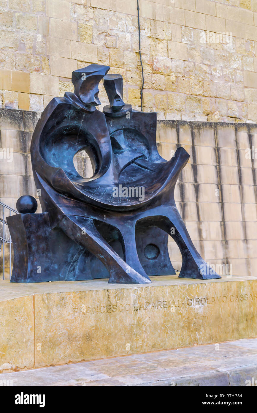 Malta, La Valletta: Monumento a Francesco Laparelli e Girolamo Cassar, i due architetti che hanno progettato la città di La Valletta dopo l'assedio del 1565. Foto Stock