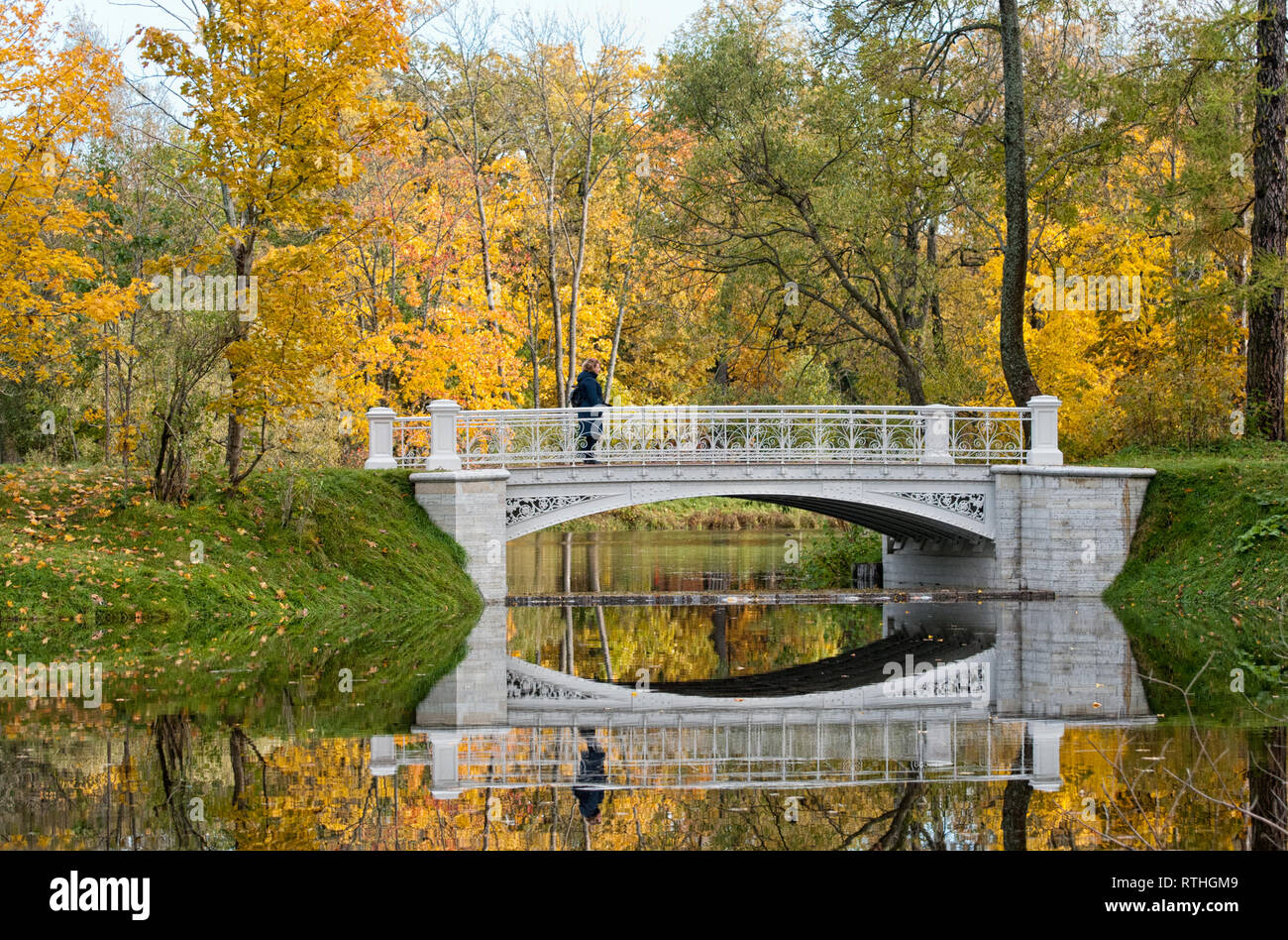 Carskoe Selo, San Pietroburgo, Russia - 8 ottobre 2018: Donna sul terzo ponte Lamsky vicino laghetto Lamsky nella zona paesaggistica di Alexander Park Foto Stock