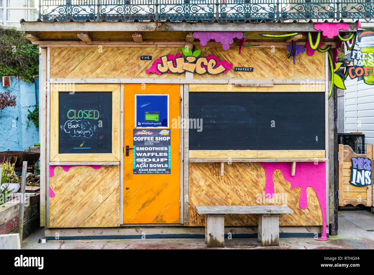 Margate località balneare. Imbarcati caffetteria durante l'inverno, fuori stagione tempo. Capanna in legno edificio con schede di nero al posto di windows. Foto Stock