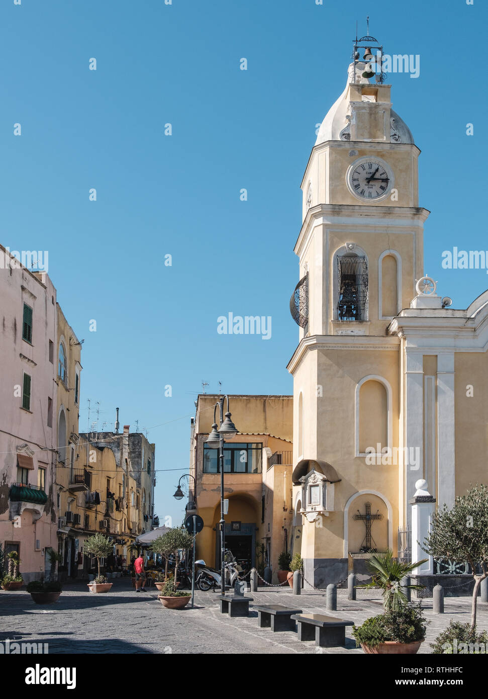 La città di Corricella sulla pittoresca isola di Procida, al largo della costa di Napoli, Italia. Foto Stock