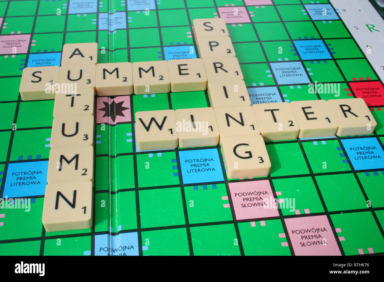 Quattro stagioni dell'anno fatto di piastrelle di scrabble Foto Stock