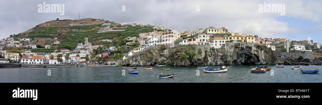 Intorno a Madeira - Una vista panoramica del villaggio di Camara de Lobos sull'isola di Madera Foto Stock