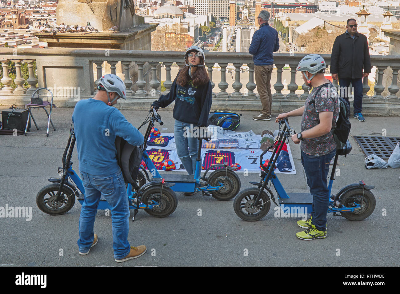 Tree persone turistica con lo scooter elettrico a Barcellona di fronte al Museo Nazionale della Catalogna in una collina Montjuic. 02. 25. 2019 Spagna Foto Stock