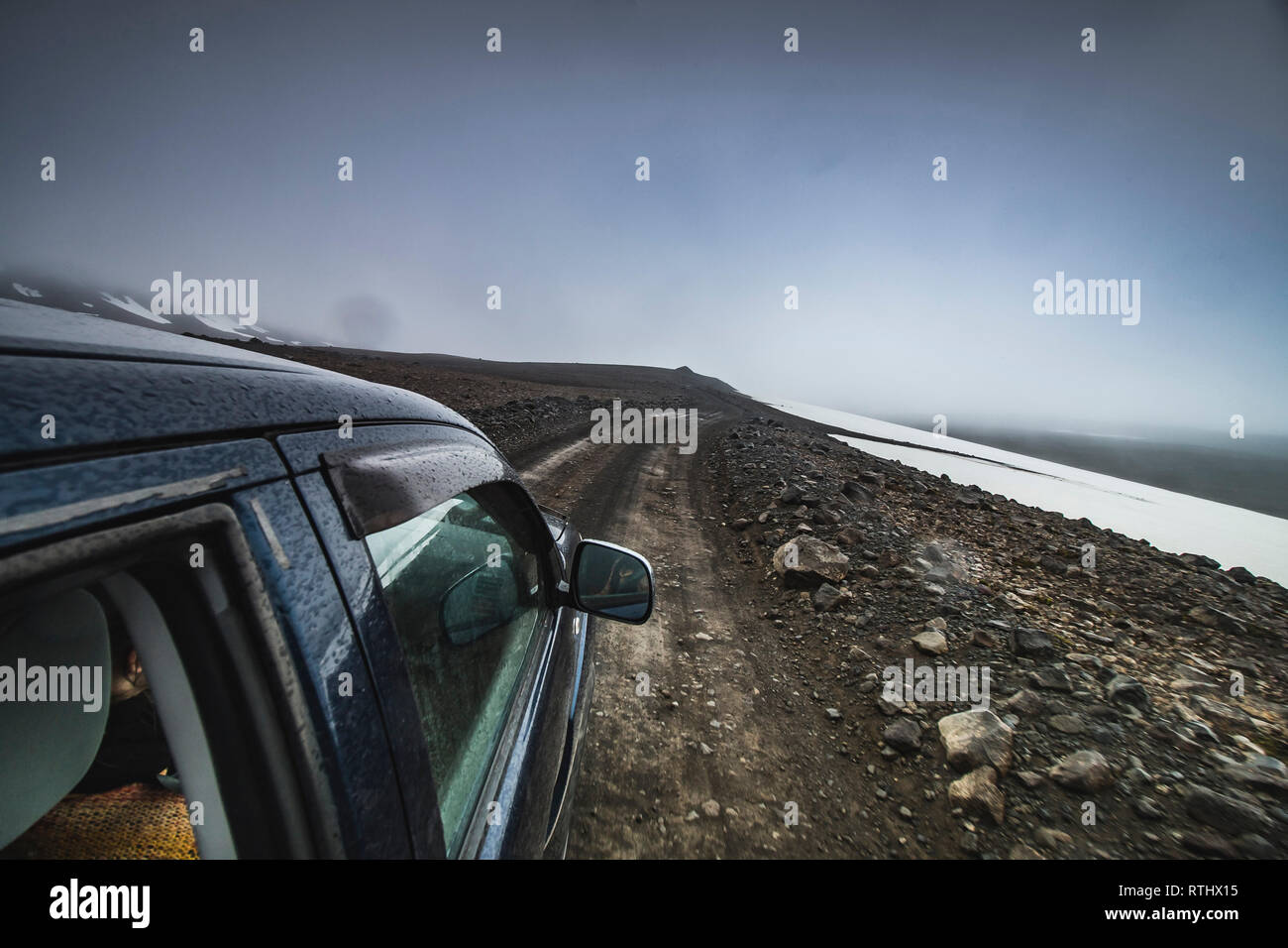 Auto blu guida nelle highlands Islanda vista attraverso la finestra in estate Foto Stock
