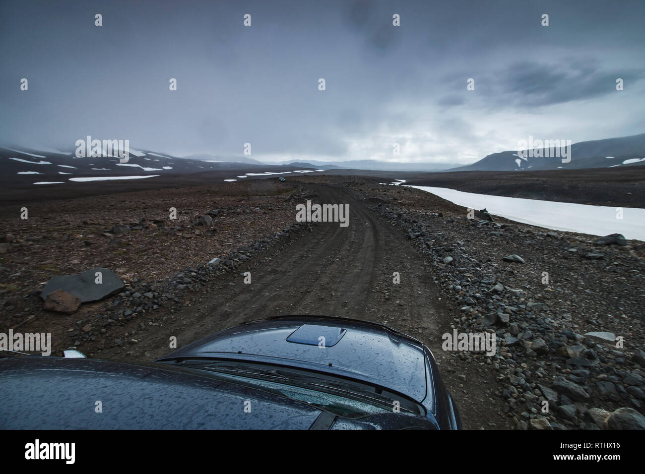 Auto blu guida nelle highlands Islanda vista sopra il cofano per auto in estate Foto Stock