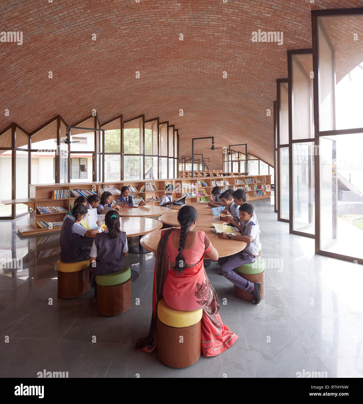 Vista interna con gli studenti a lavorare. Maya Somaiya biblioteca, Kopargaon/Maharashtra, India. Architetto: Sameep Padora e soci (SP+A), 2018. Foto Stock