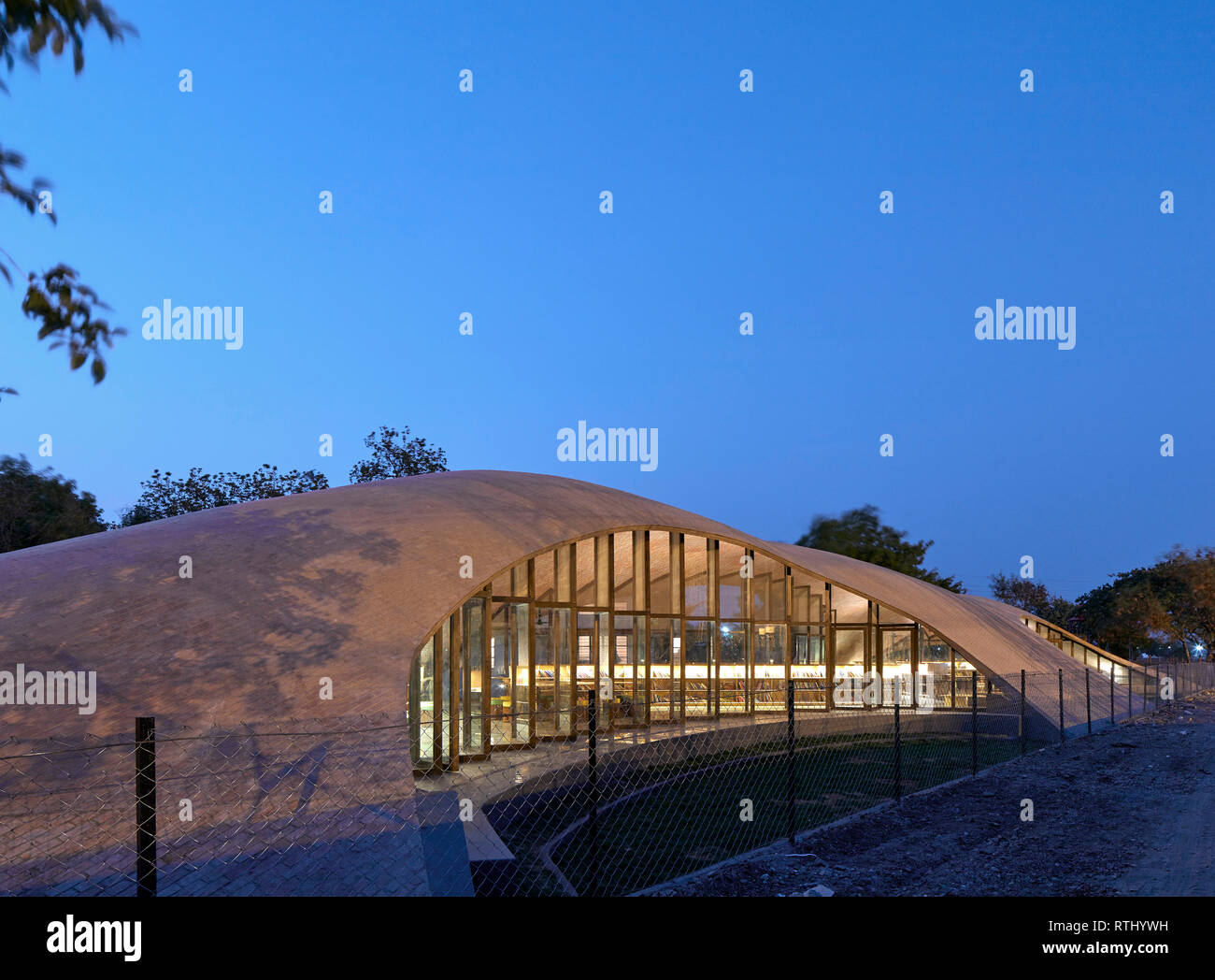 Vista laterale al crepuscolo. Maya Somaiya biblioteca, Kopargaon/Maharashtra, India. Architetto: Sameep Padora e soci (SP+A), 2018. Foto Stock