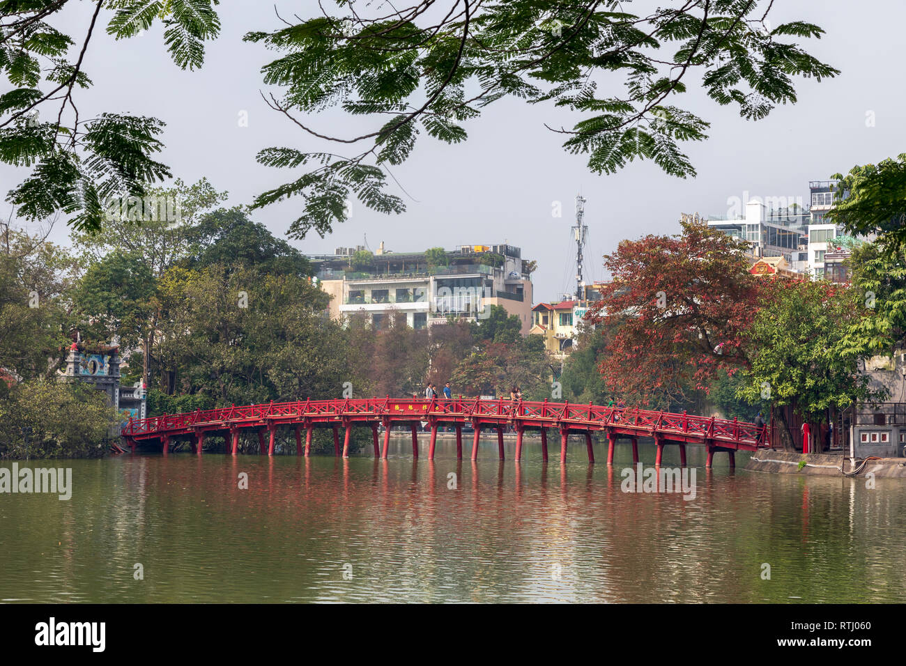 Il ponte di legno è anche noto come il "Ponte del sol levante a causa del suo colore e è la traversata sopra ho lago Hoan Kiem al tempio di Foto Stock