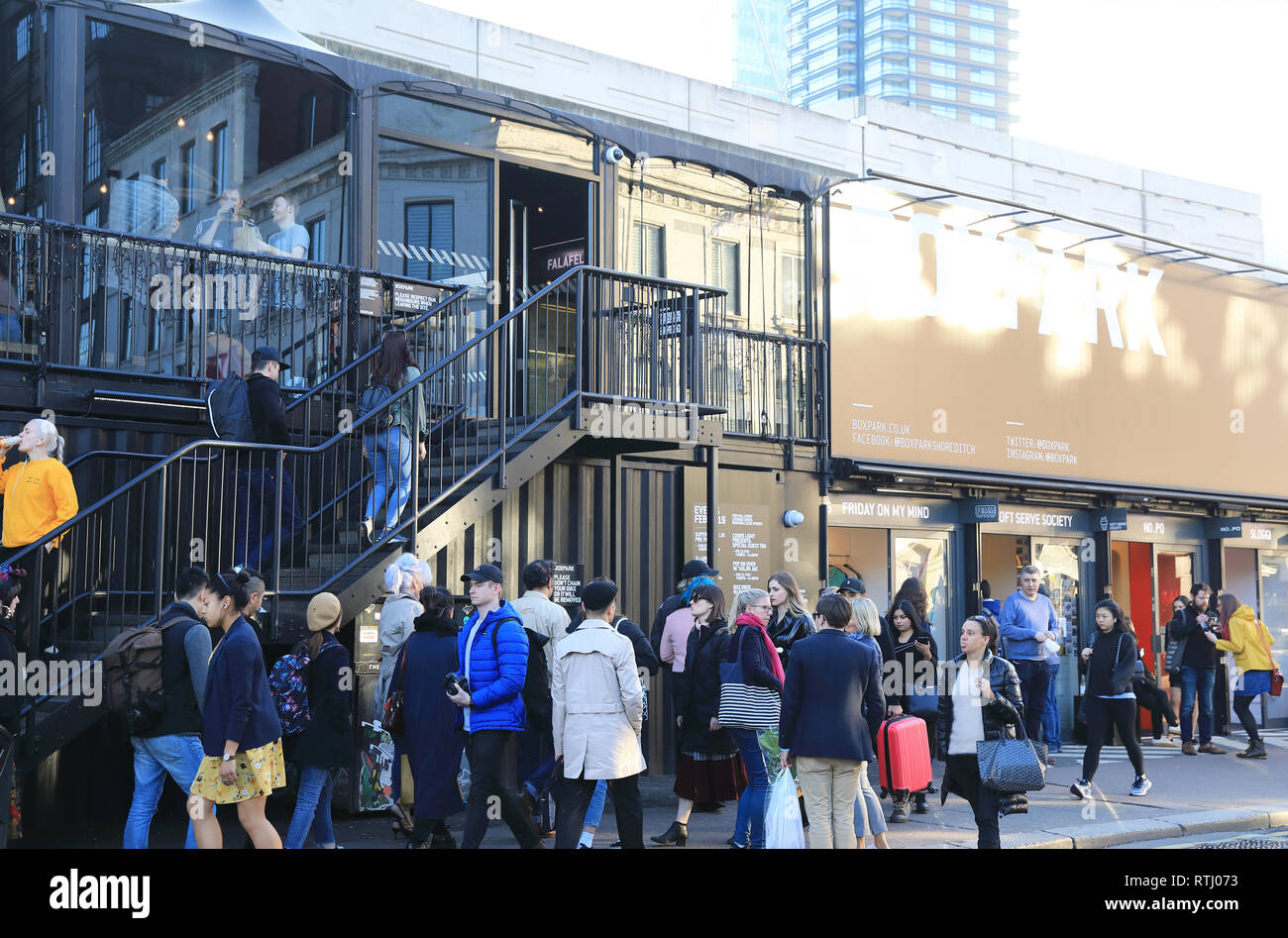 Boxpark in Bethnal Green, un contenitore di spedizione pop-up mall, per la moda e stile di vita, negozi e caffetterie, London, Regno Unito Foto Stock