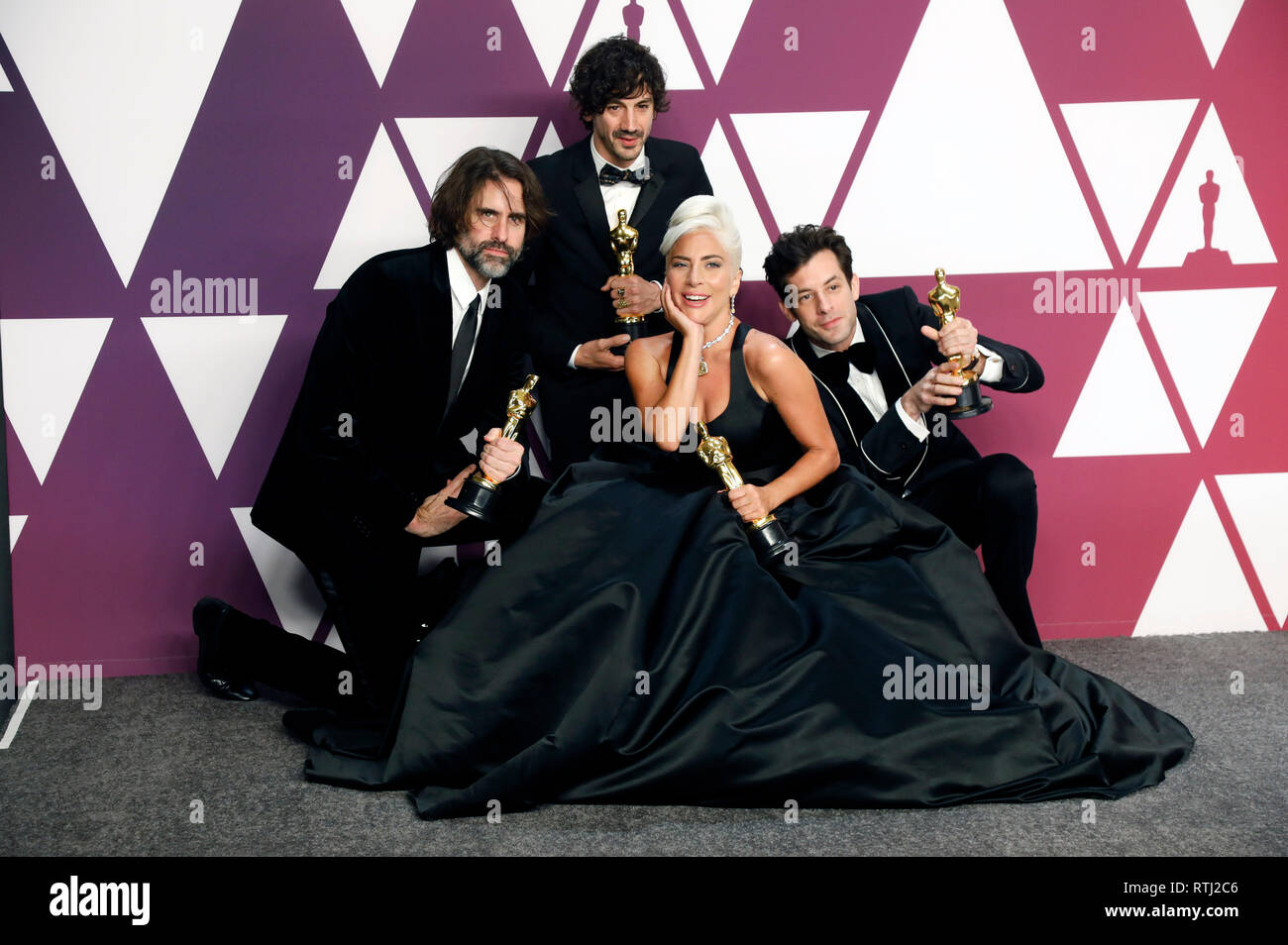 Andrew Wyatt, Anthony Rossomando, Mark Ronson e Lady Gaga, vincitori di miglior canzone originale per 'Ssantificate' da 'è nata una stella", pongono in sala stampa durante la 91annuale di Academy Awards a Hollywood e Highland il 24 febbraio 2019 in Hollywood, la California. Foto Stock