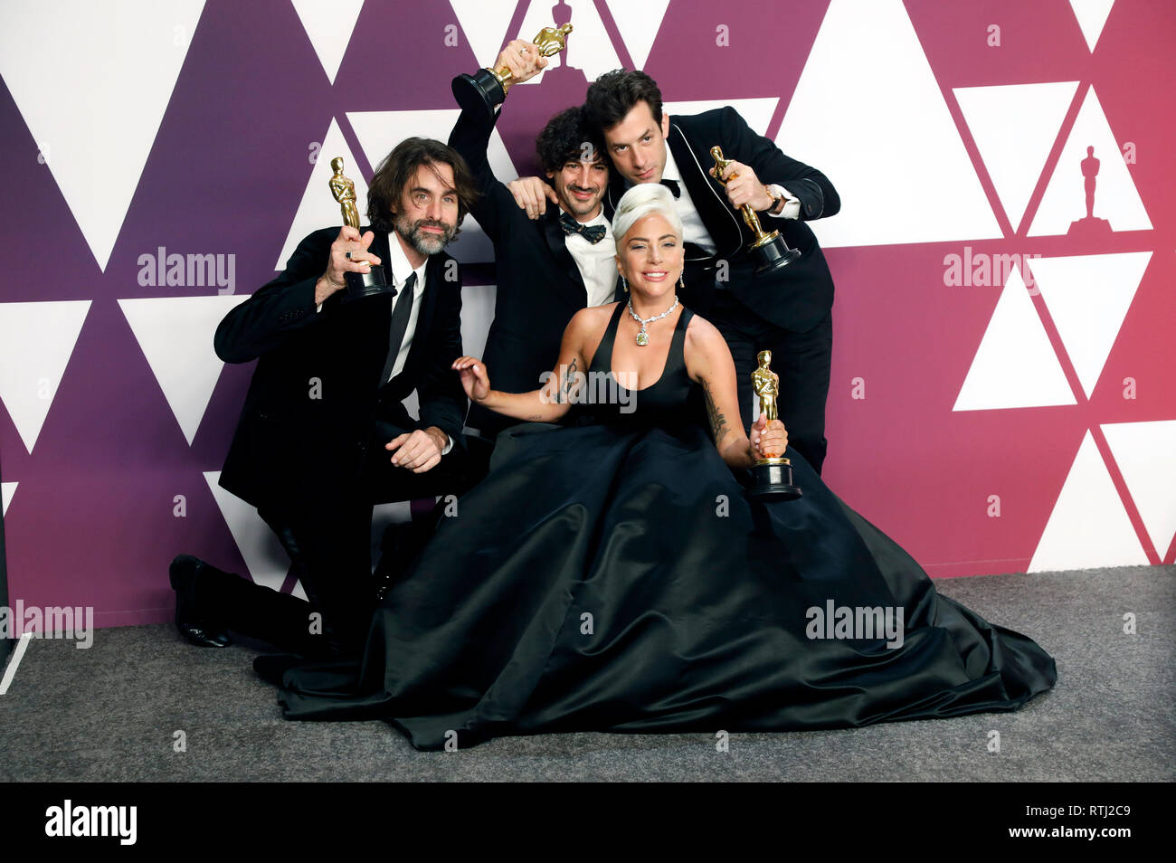 Andrew Wyatt, Anthony Rossomando, Mark Ronson e Lady Gaga, vincitori di miglior canzone originale per 'Ssantificate' da 'è nata una stella", pongono in sala stampa durante la 91annuale di Academy Awards a Hollywood e Highland il 24 febbraio 2019 in Hollywood, la California. Foto Stock