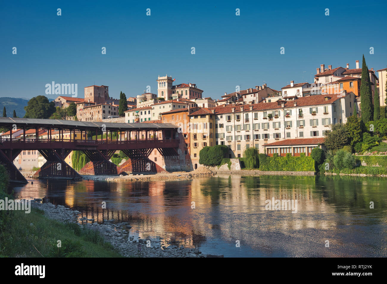 Foto di Bassano del Grappa e il fiume Foto Stock