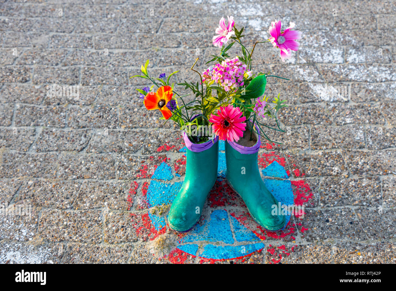 Nordseeinsel Langeoog, Ostfriesland, Niedersachsen, Stiefel mit Blumen, Dekoration, Kunstaktion, auf einem Strandweg, Gummistiefel, Foto Stock