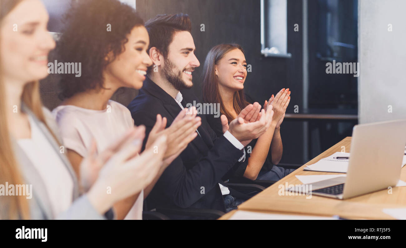 Happy business diversi team plaudendo alla conferenza Foto Stock