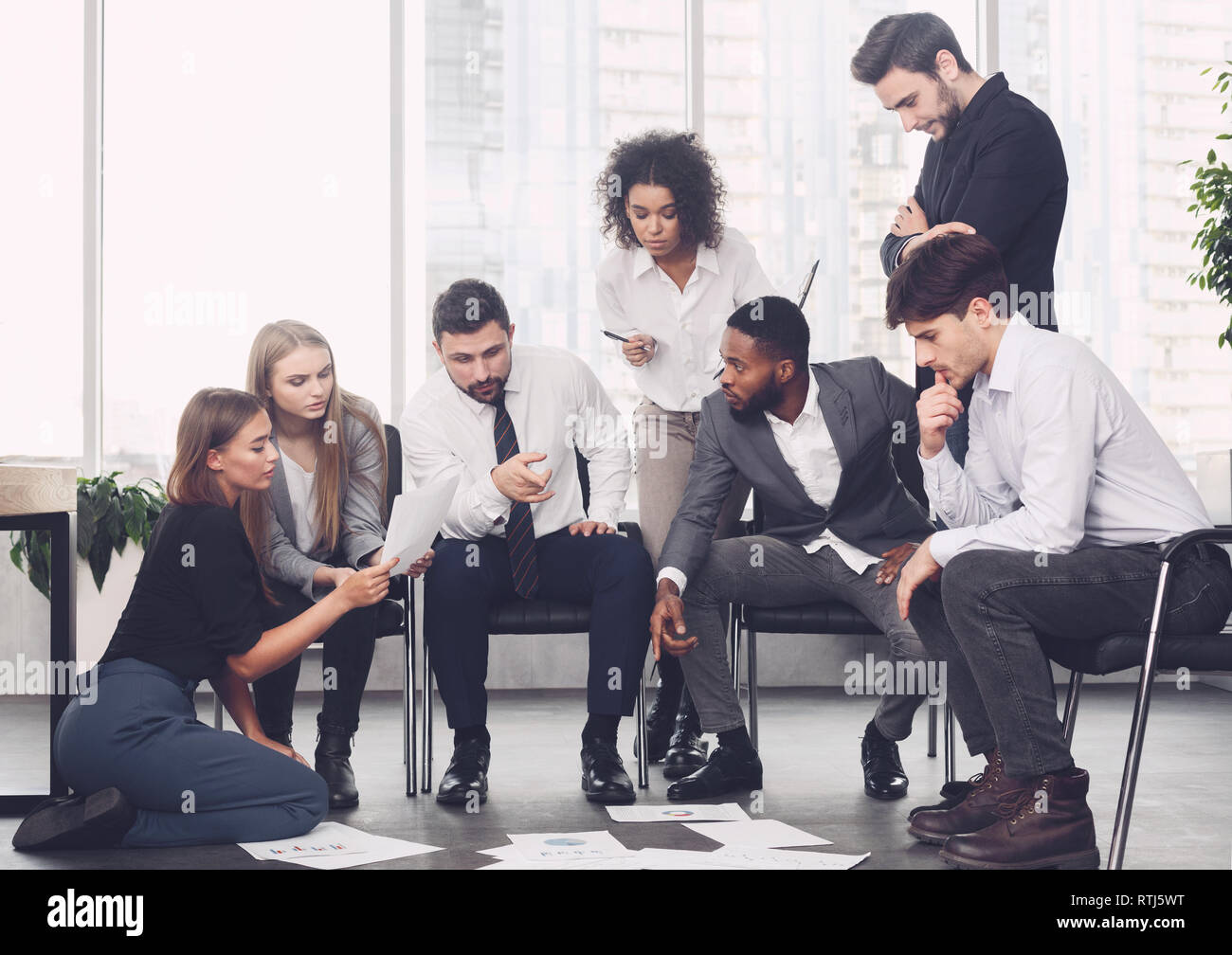 Strategia di pianificazione insieme. Il team di Business guardando papers Foto Stock