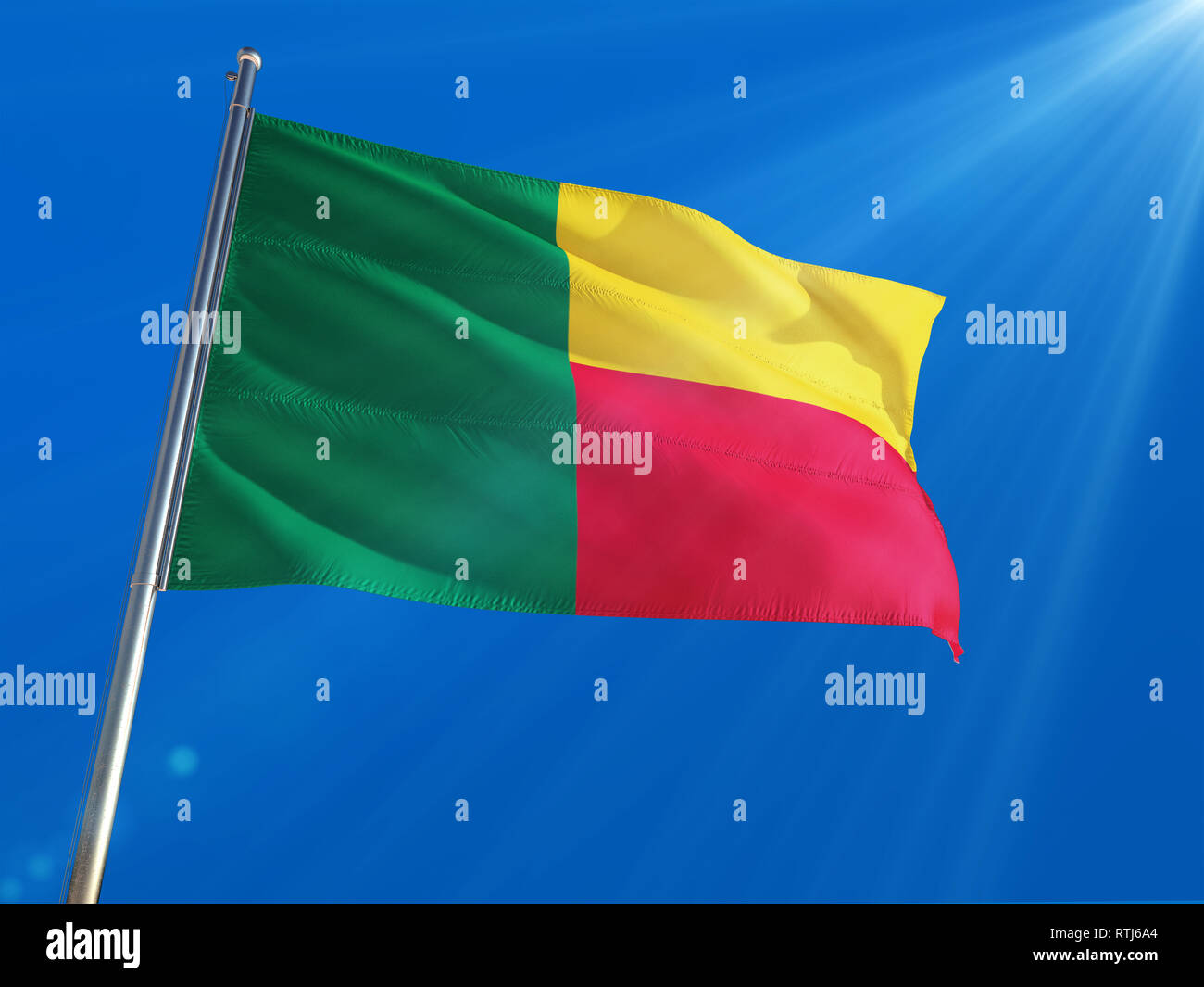 Benin bandiera nazionale sventolando in pole contro profondo cielo blu sullo sfondo. Alta definizione Foto Stock