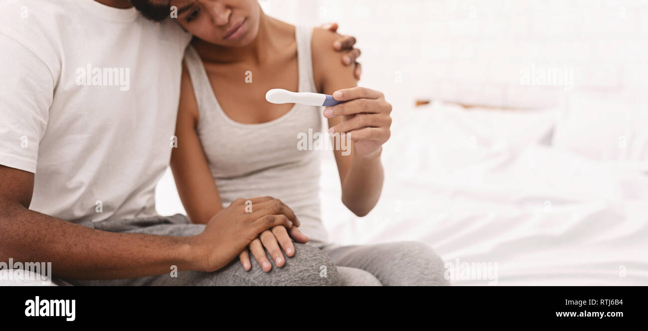 Nero giovane con un test di gravidanza negativo risultato Foto Stock