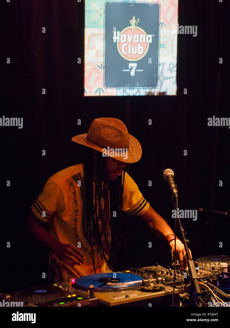 Subelo Cuba durante il loro concerto presso il Cafe Marula, Barcelona, Spagna. Foto: Mariano Anton. Foto Stock