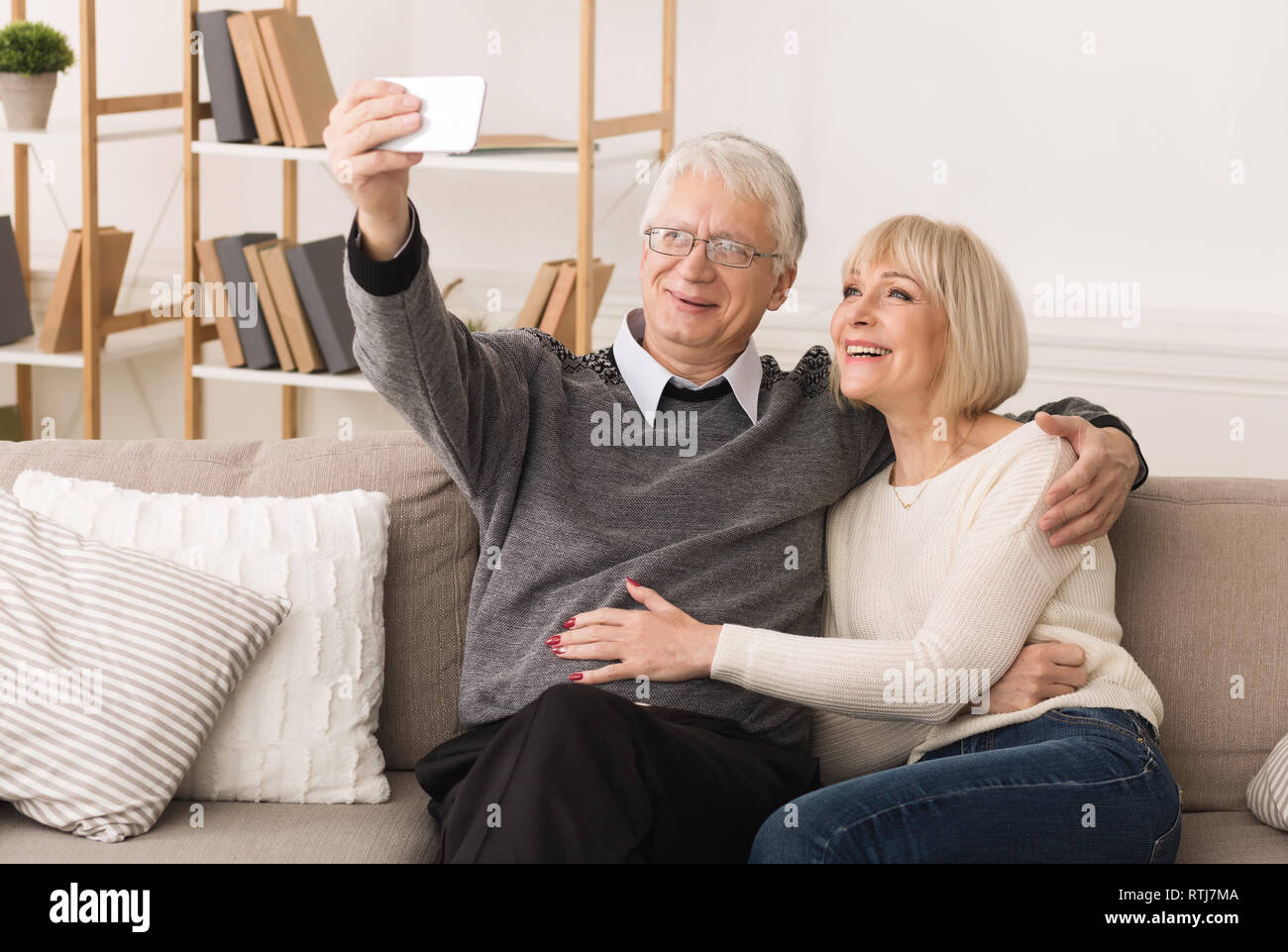 Coppia di anziani rendendo la chiamata video dallo smartphone Foto Stock