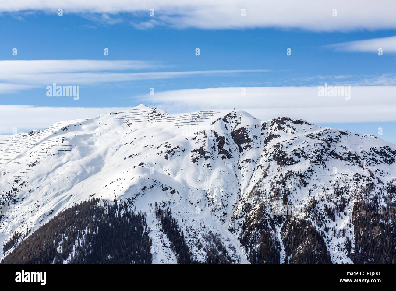 Paesaggio invernale, montagna innevata con ponte di neve delle strutture di protezione a valanga, Ski resort Vedi, Tirolo, Austria Foto Stock