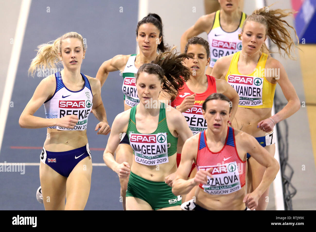 Gran Bretagna Jemma Reekie (sinistra) nel 1500m donne 2 di calore durante il giorno uno degli Europei Indoor di Atletica a Emirates Arena, Glasgow. Foto Stock
