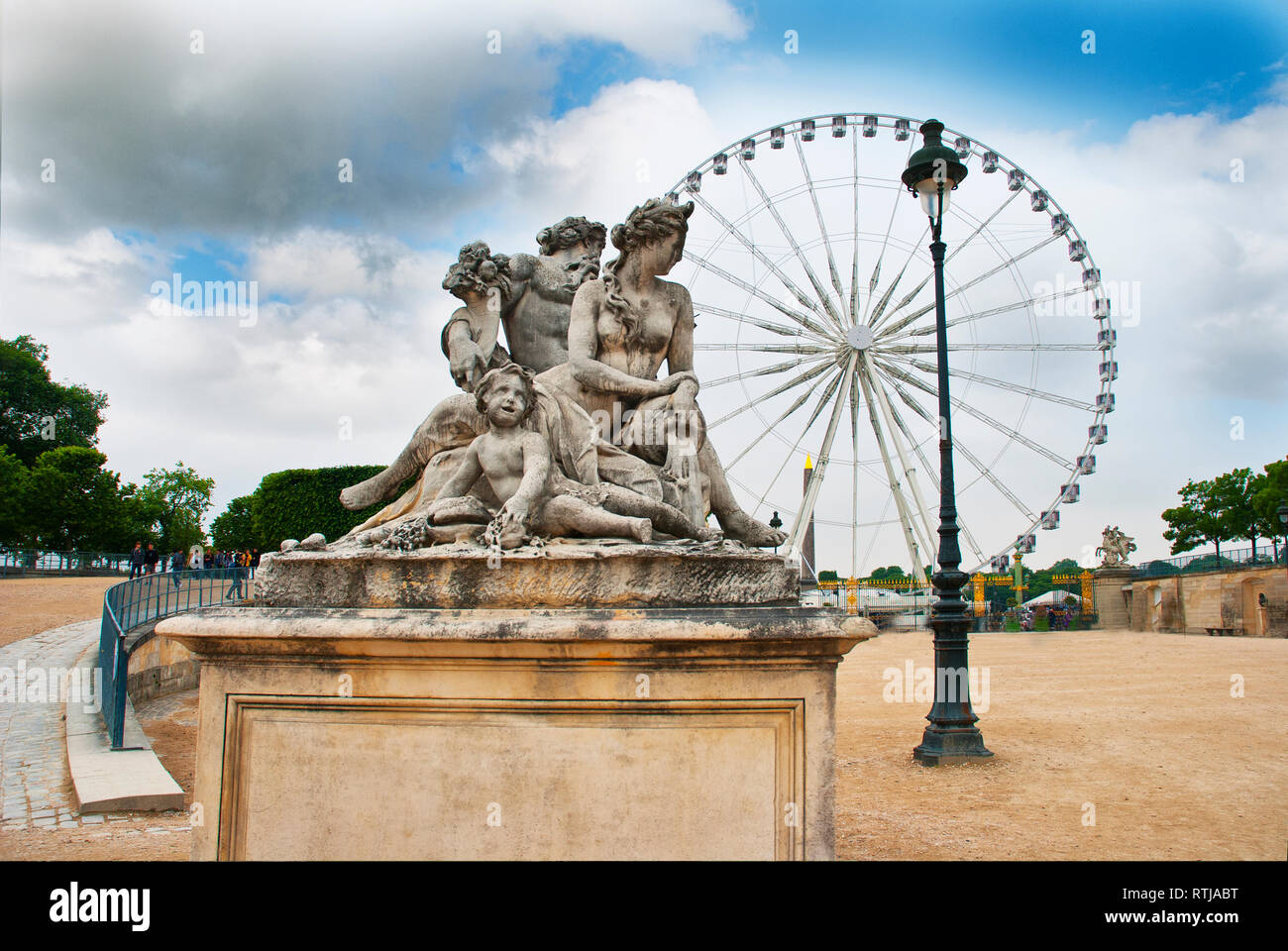 Statua classica con ruota panoramica Ferris in background, Giardino delle Tuileries, Parigi, Francia Foto Stock