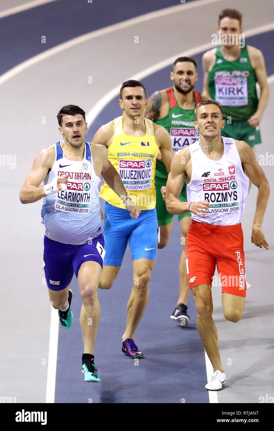 Gran Bretagna Guy Learmont (sinistra) in 800m Uomini 2 di calore durante il giorno uno degli Europei Indoor di Atletica a Emirates Arena, Glasgow. Foto Stock