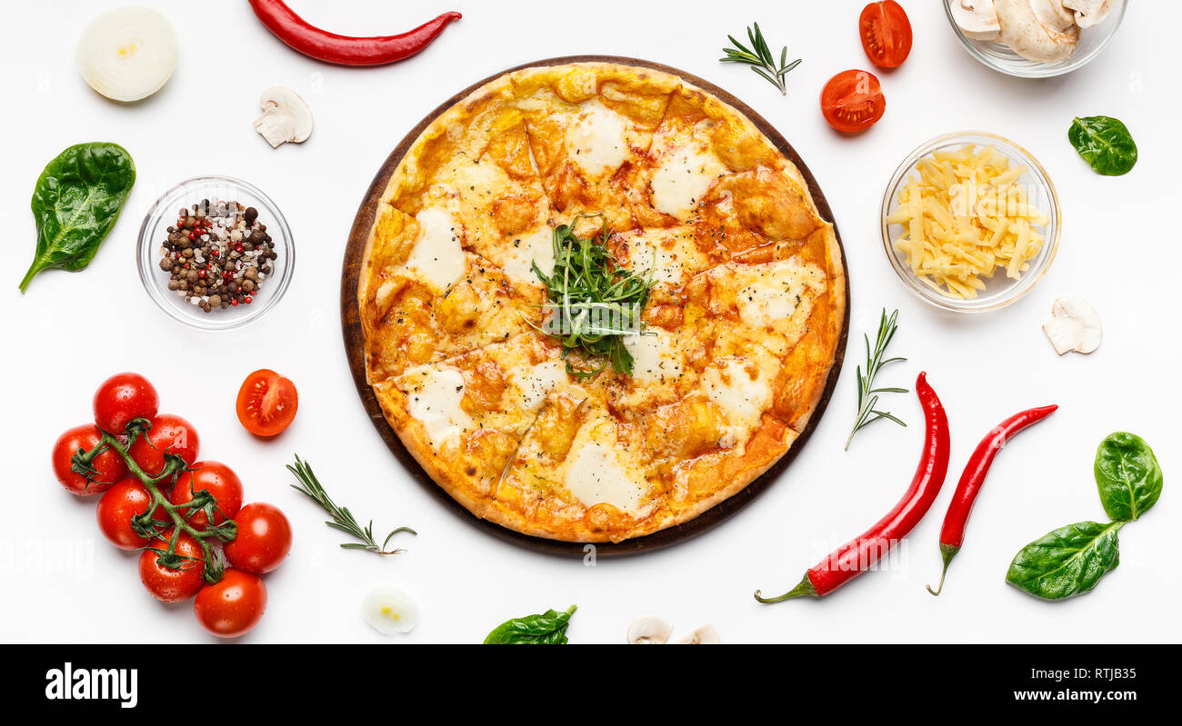 Deliziosa cheesy pizza italiana sul tavolo bianco Foto Stock