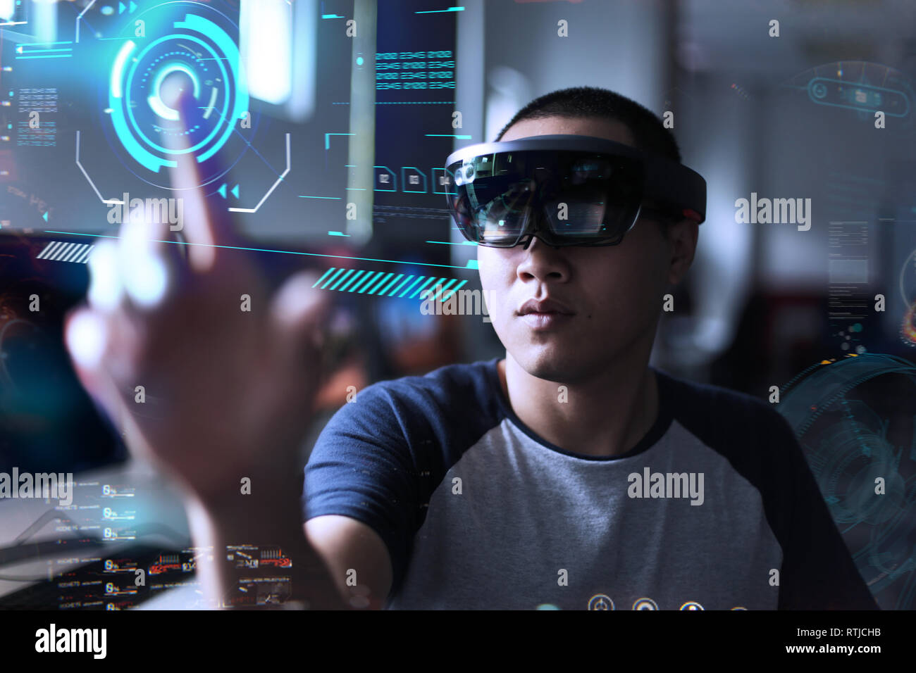Gioca magic | la realtà virtuale con Microsoft hololens 1 in laboratorio Foto Stock
