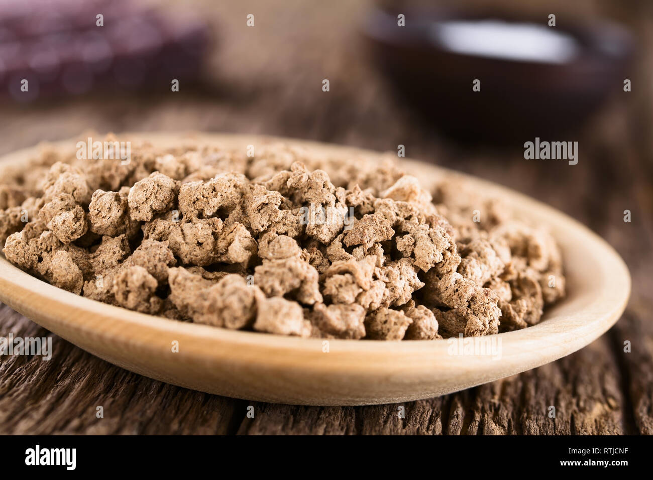 Materie Disidratato Carne Di Soia Proteina Di Soia Bocconcini Di Soia Testurizzata O Proteina Vegetale Sul Piatto Di Legno Fotografato Su Legno Rustico Messa A Fuoco Selettiva Foto Stock Alamy