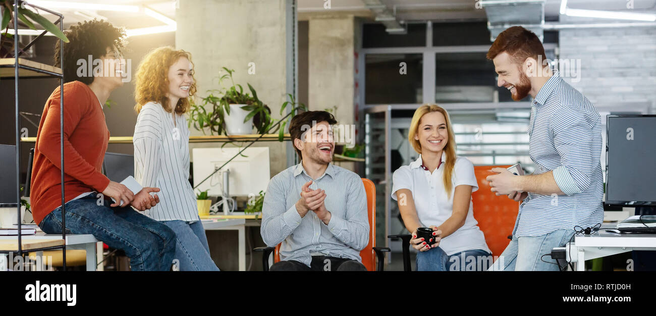 Il team creativo avente la discussione sul nuovo progetto di design in ufficio Foto Stock