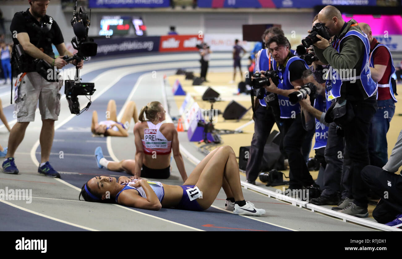 Gran Bretagna Katarina Johnson-Thompson dopo la finitura prima nel pentathlon Donne 800m e vincere l'oro nel pentathlon globale evento durante il giorno uno degli Europei Indoor di Atletica a Emirates Arena, Glasgow. Foto Stock