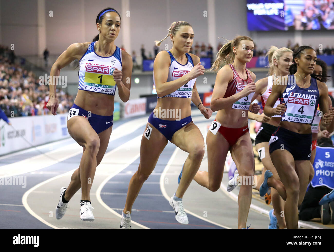 Gran Bretagna Katarina Johnson-Thompson (sinistra) nel pentathlon Donne 800m durante il giorno uno degli Europei Indoor di Atletica a Emirates Arena, Glasgow. Foto Stock