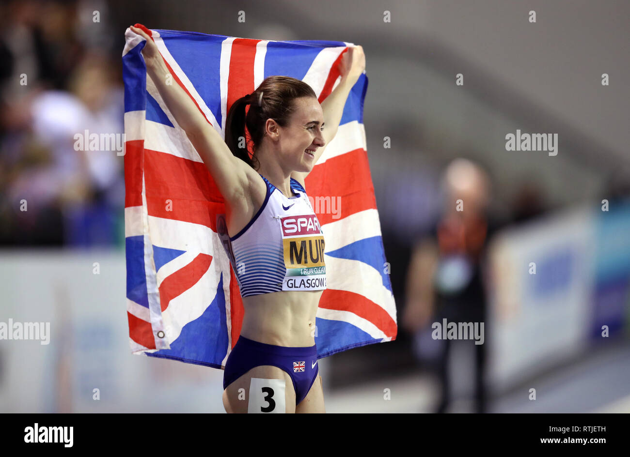 Gran Bretagna Laura Muir celebra vincere l'oro nel femminile 3000m final durante il giorno uno degli Europei Indoor di Atletica a Emirates Arena, Glasgow. Foto Stock