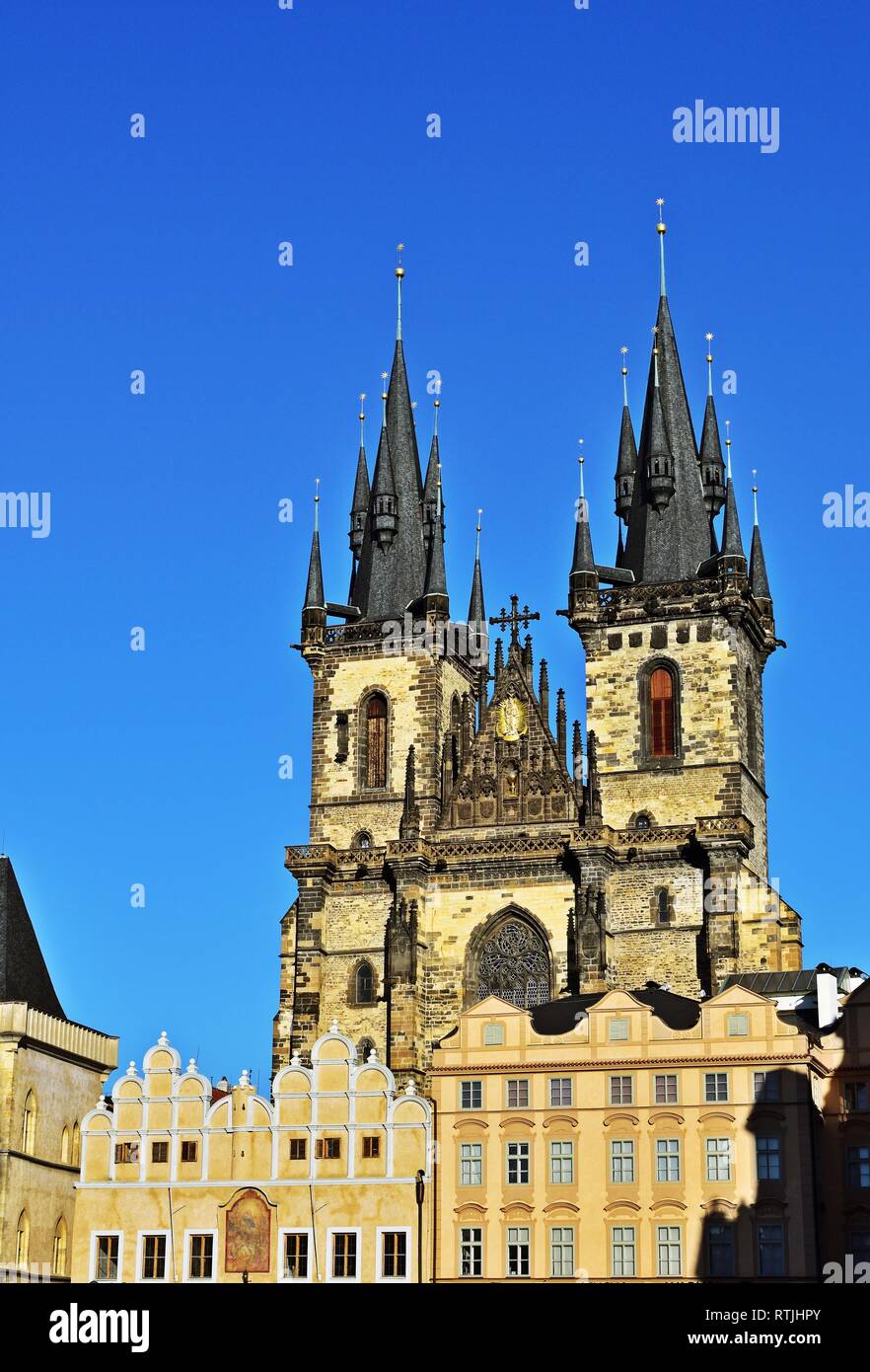 La chiesa di Santa Maria di Týn sul vecchio Townhouse Square a Praga, Repubblica Ceca Foto Stock