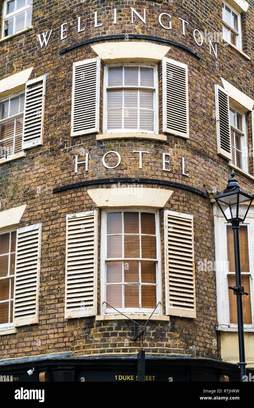 Il Wellington Hotel, Margate. Il Grade ii Listed è un edificio, originariamente una casa pubblica. Angolo arrotondato con finestre e persiane di legno e la vecchia strada lampada. Foto Stock