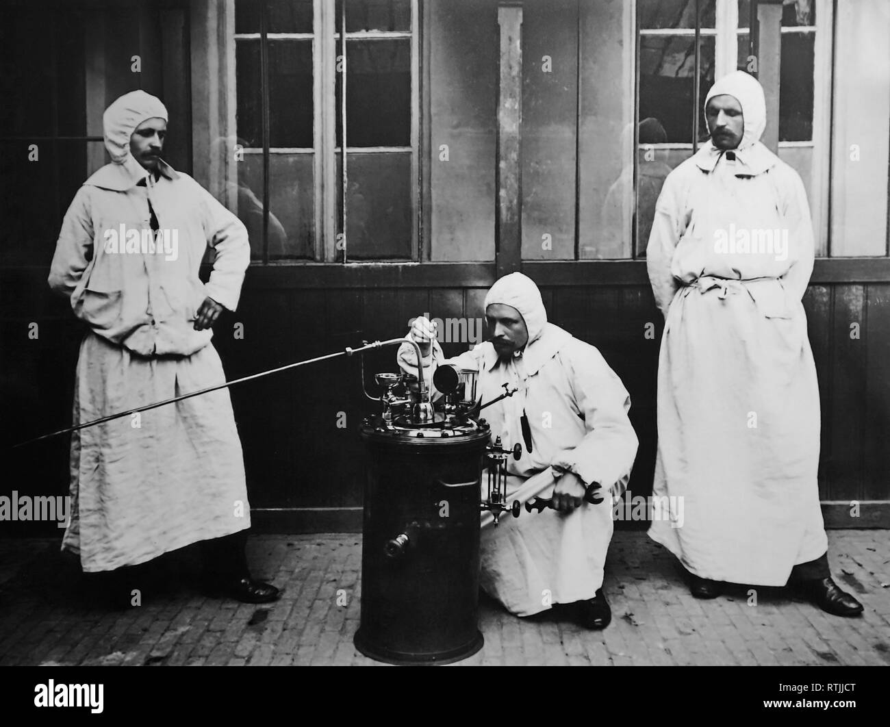 1910 fotografia mostrante mobile team di disinfezione per la disinfezione di abbigliamento di emigrati di emigrare negli Stati Uniti nel porto di Anversa, Belgio Foto Stock