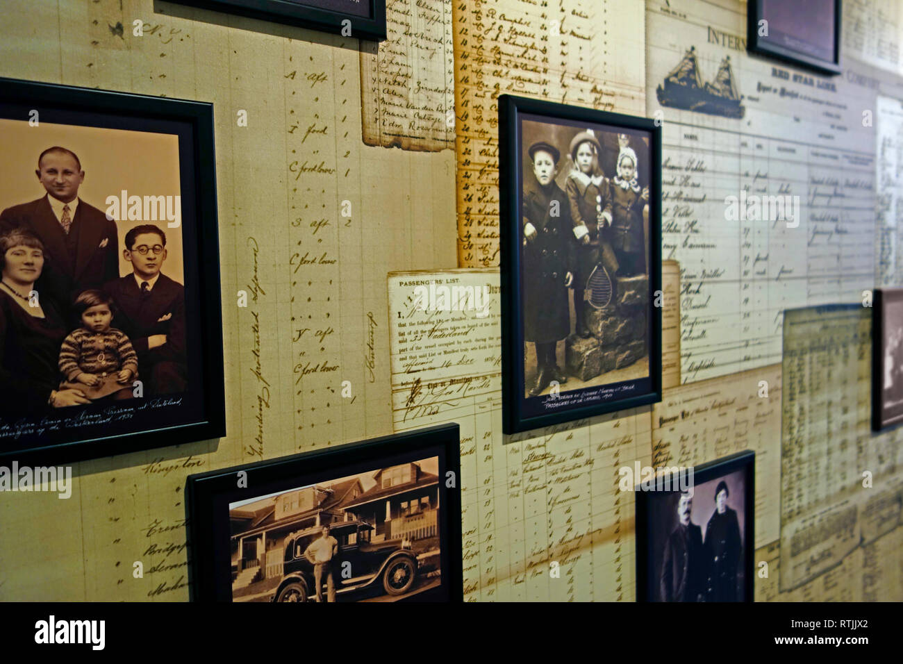 Vecchie foto di emigranti belga emigrare negli Stati Uniti e liste di passeggeri / si manifesta nella Red Star Line museum, Anversa, Fiandre, Belgi Foto Stock