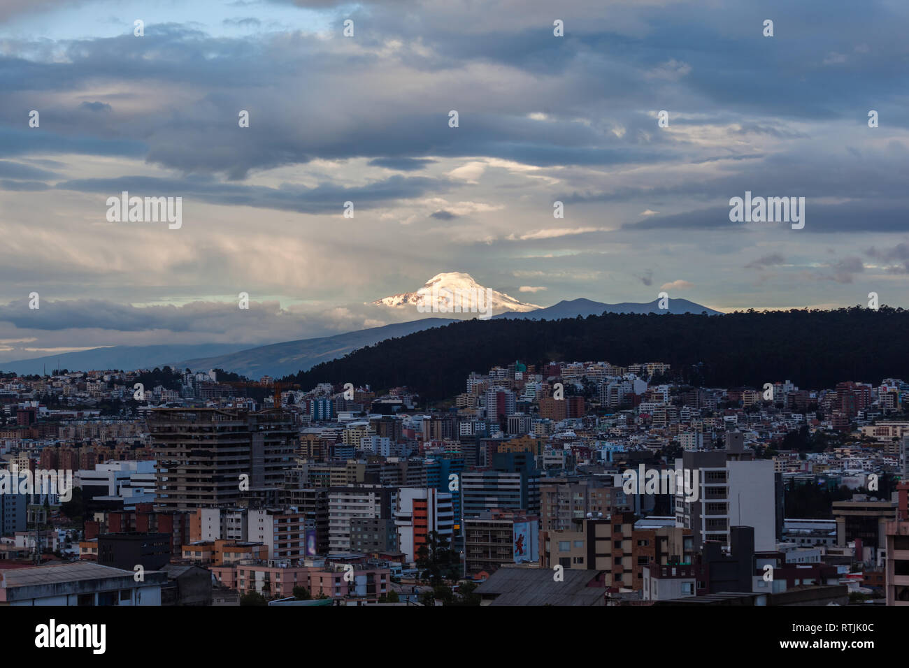 Vulcano Cayambe visto da Quito al tramonto Foto Stock