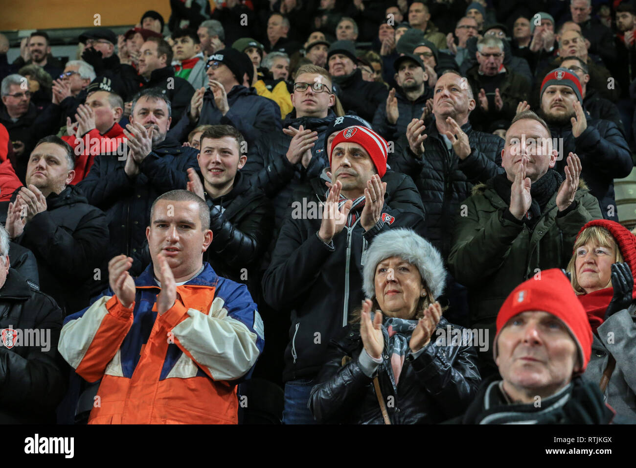 Xii Gennaio 2019, KCOM Stadium, Hull , Inghilterra; Sky scommessa campionato, Hull City vs Rotherham Regno ; fan in pochi minuti applaude come un segno di rispetto per Gordon banche Credito: Mark Cosgrove/News immagini English Football League immagini sono soggette a licenza DataCo Foto Stock