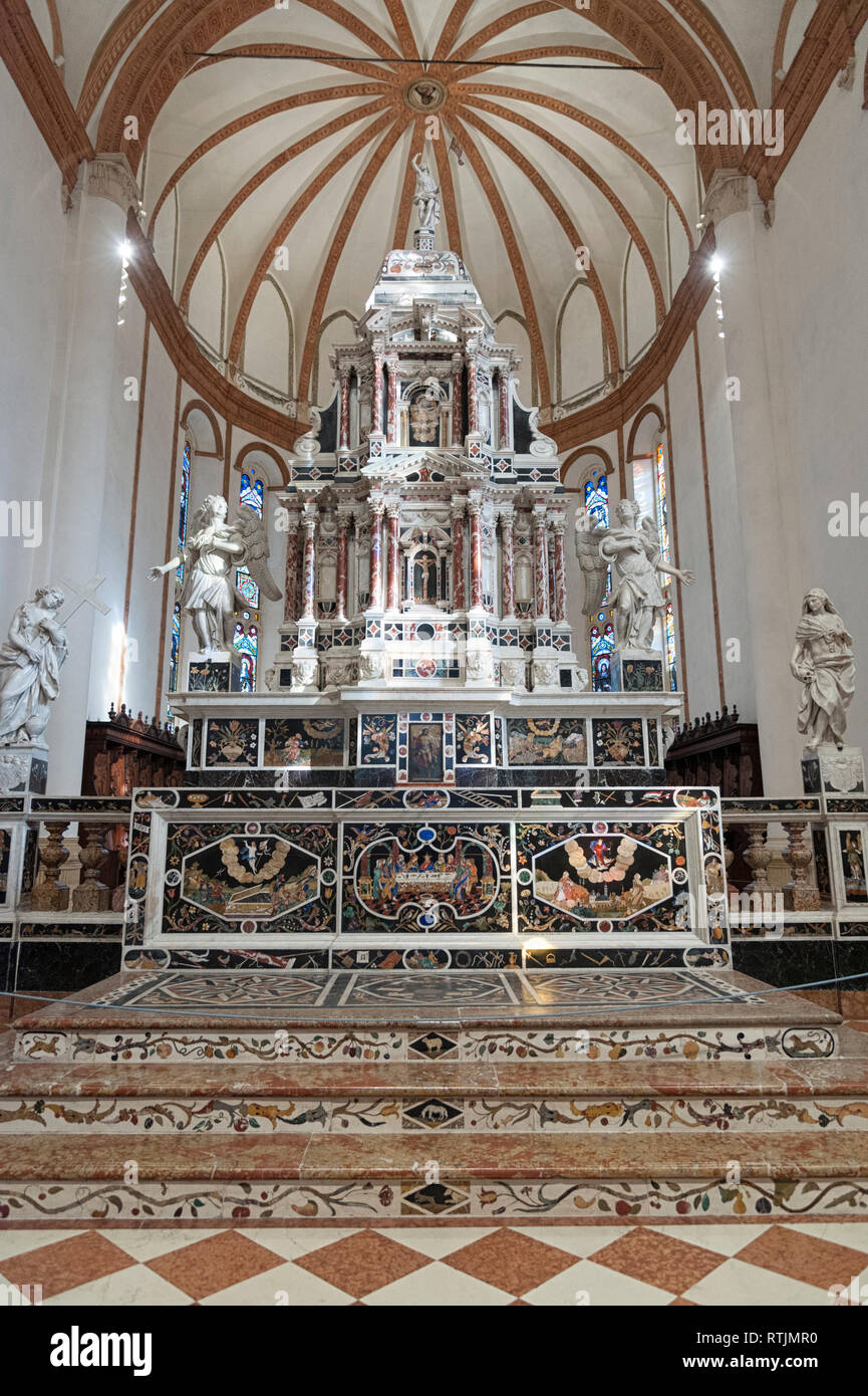 VICENZA, Italia - 29 dicembre 2018: altare nella Cappella Maggiore (Cappella Maggiore e l'Altare Maggiore della Chiesa di Santa Corona, Vicenza - Italia Foto Stock