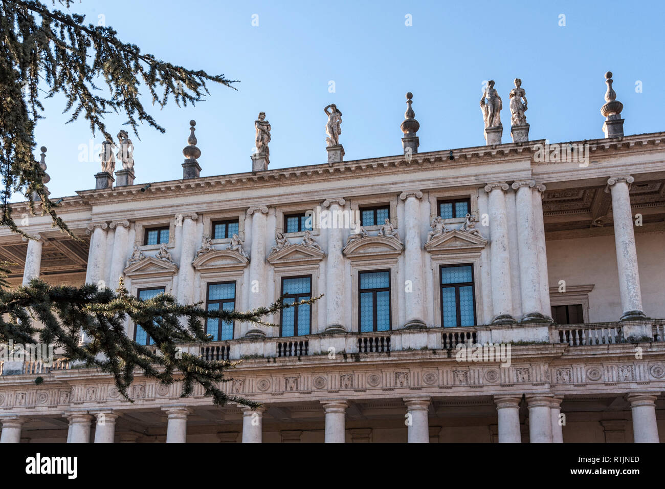 Palazzo Chiericati, un edificio rinascimentale progettato e costruito dal grande architetto veneziano Andrea Palladio - Vicenza, Italia Foto Stock