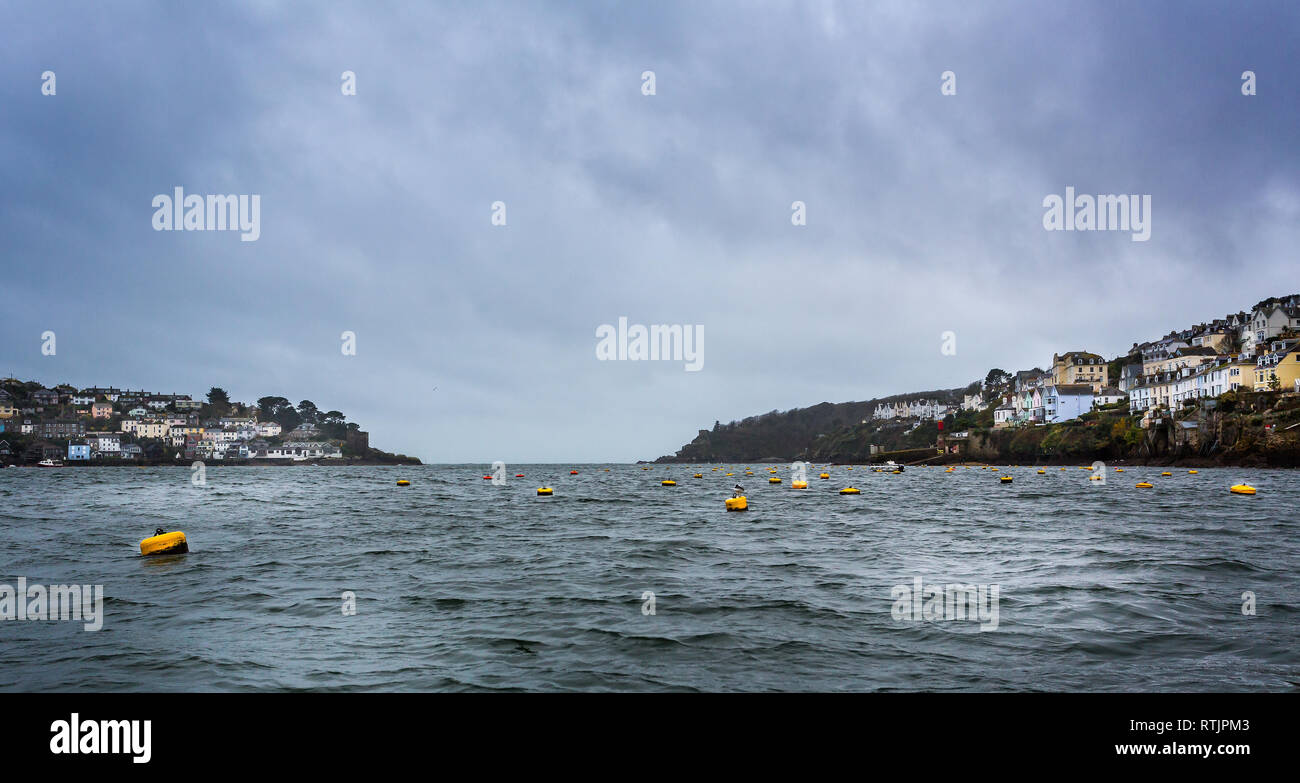 Massa di giallo boe galleggianti nel porto di Fowey in Cornovaglia Foto Stock