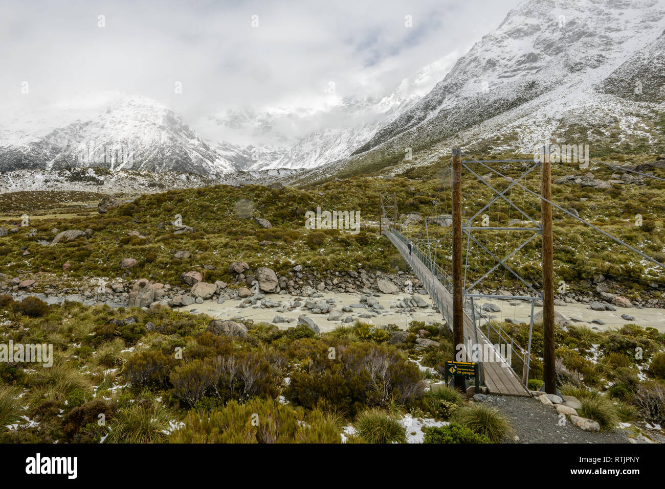 Paesaggio di montagna con ponte sospeso a Hooker Valley via Foto Stock