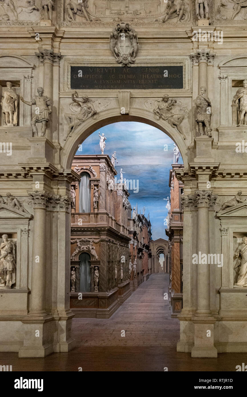 VICENZA, Italia - 29 dicembre 2018: vista dell'interno del teatro Olimpico, il più antico stadio di superstite impostare ancora in esistenza Foto Stock