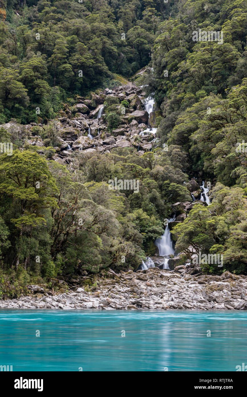 L'acqua turchese e le cascate di Roaring Billy cade, vista verticale Foto Stock